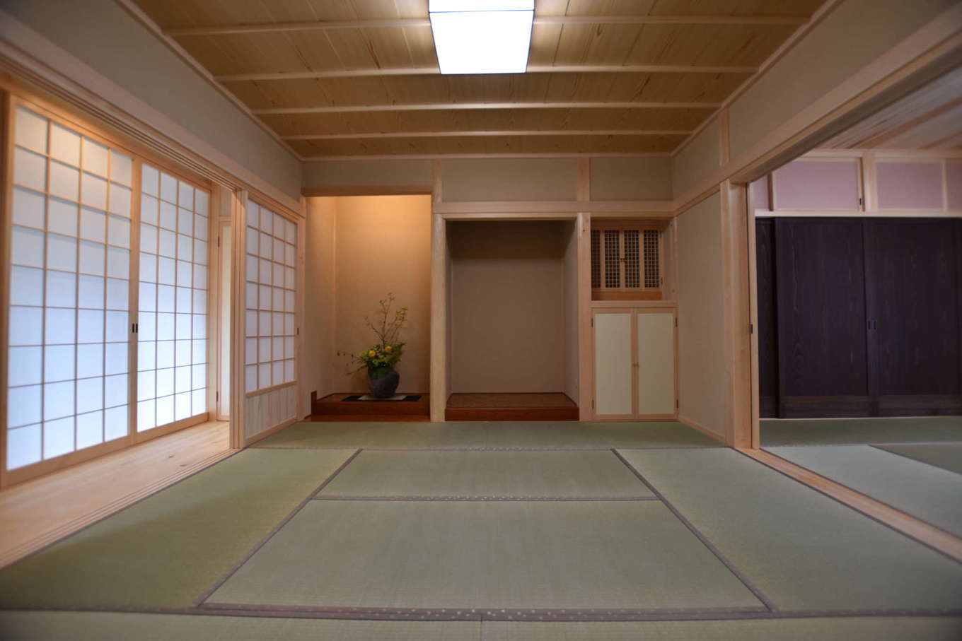 職人夢工房 TODA（戸田工務店）【和風、自然素材、間取り】旧宅の間取りを踏襲し、8畳と6畳の和室が2部屋ずつ「田」の字型に設えてある。竿縁天井の端正な和の空間に、家族の心が癒される。多人数が集まる際には4部屋を開け放ち、大広間として使用