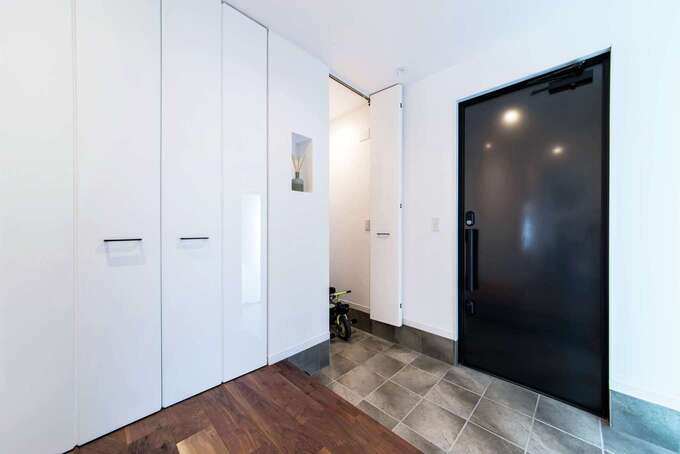 ガレージから玄関まで充実した収納。アウトドア用品も全部スッキリ