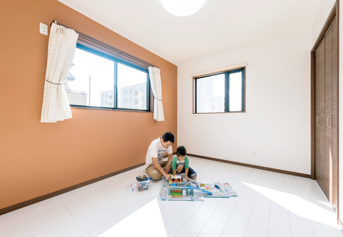 アフターホーム【1000万円台、デザイン住宅、子育て】子ども部屋にはオレンジの クロスをチョイス。自分だけのクローゼットは、お子さんの自慢のひとつのよう