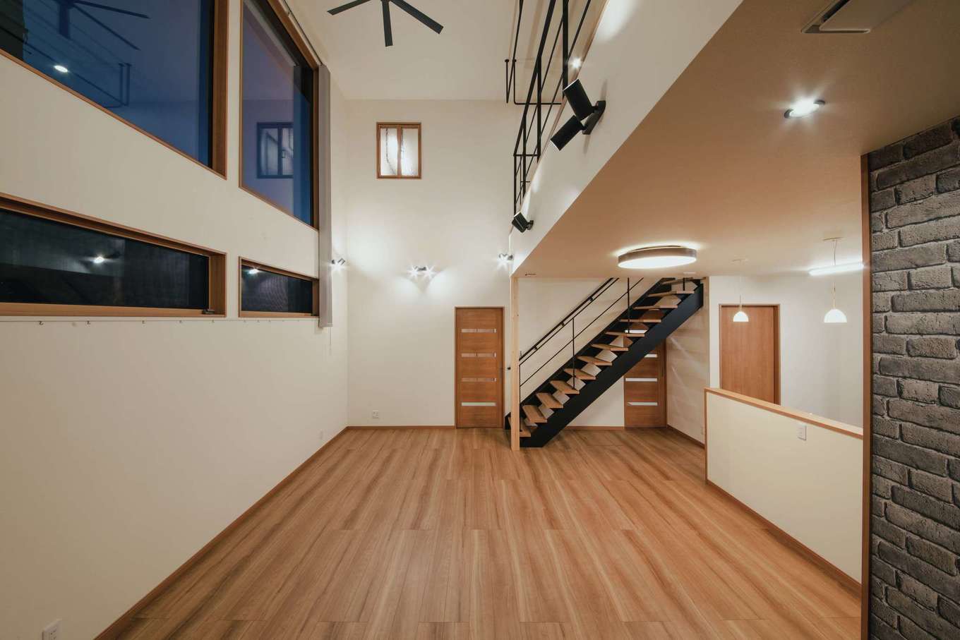 未来創建【二世帯住宅、省エネ、間取り】スケールの大きな吹抜けのリビングは、『未来創建』ならでは。高気密・高断熱性能により、近くを走る新幹線の騒音も気にならないほど静か