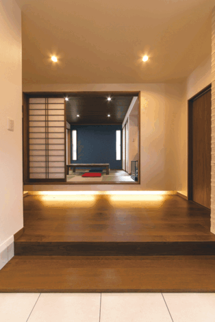 玄関にはシューズボックスまでのアプローチのしやすさと段差の解消のため式台を設けた。正面にはリビングから続く和室が。生活空間を通らずにそのまま来客を招き入れることができる