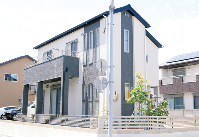 モダンなツートンカ ラー。スリット窓がデザイ ン的なアクセントに