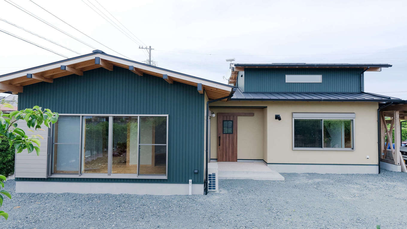瀧口建設【和風、自然素材、平屋】シンプルながらもメリハリのある外観デザイン。緩やかな屋根勾配、塗り壁、ガルバリウム組み合わせが特徴的