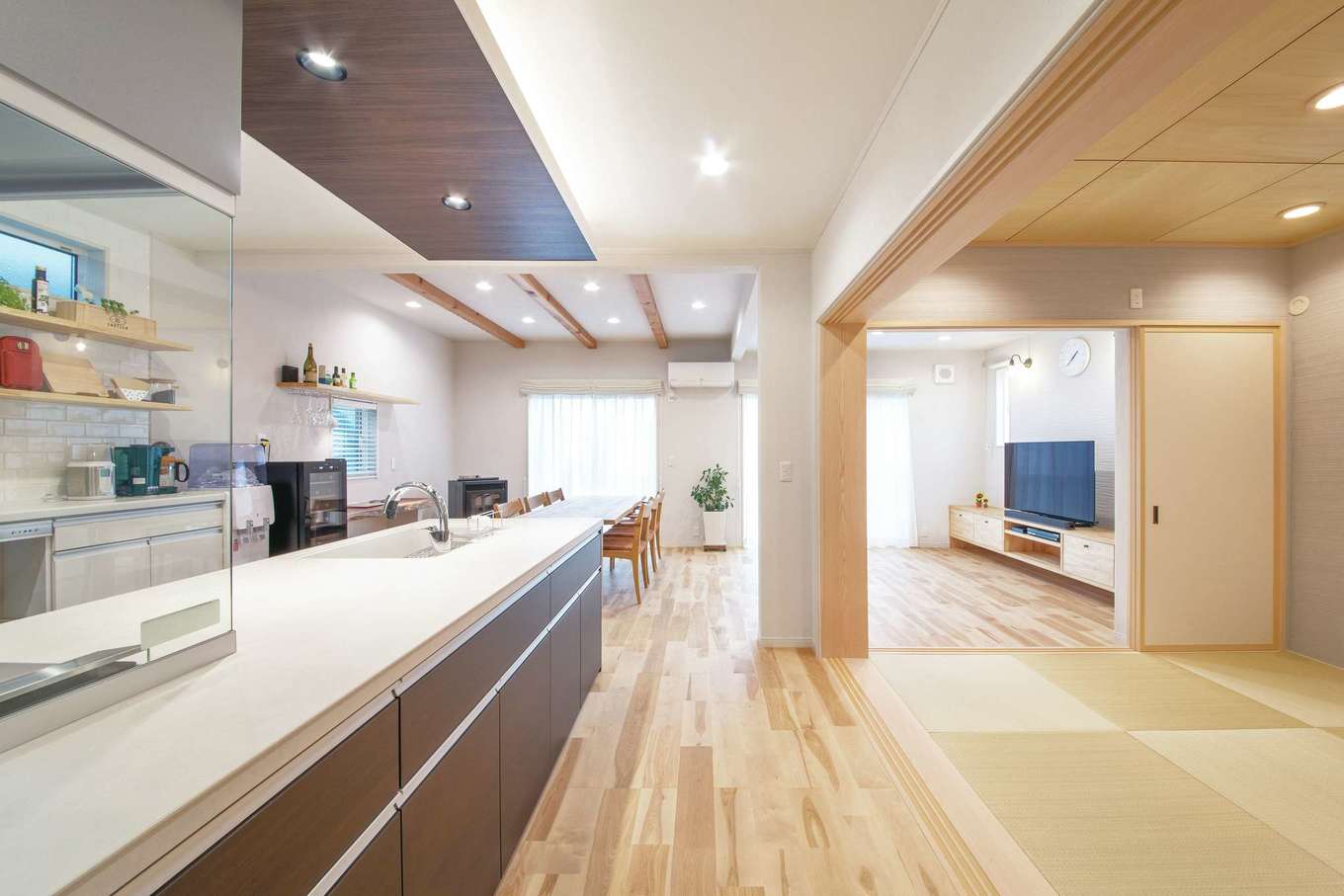 ほっと住まいる【自然素材、間取り、スキップフロア】間仕切りのないオープン感覚のLDK。和室は間仕切り可能で、ゲストが泊まりに来たときの寝室にもなる　