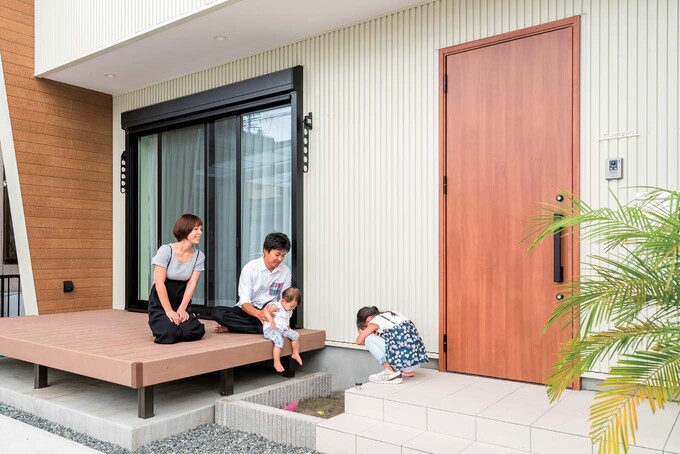 子どものプール遊びやBBQを楽しむデッキ。小さな砂場も作った