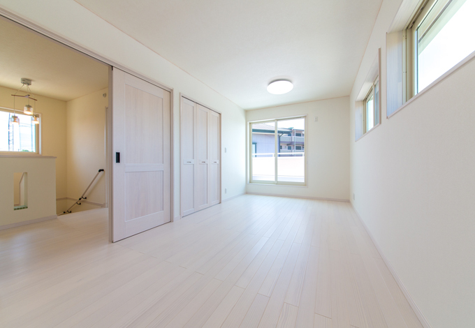 天井、壁、床、建具、サッシまでまっ白な寝室