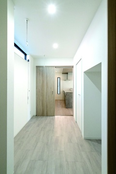 階段下のデッドスペースを利用して洗濯機置き場を設け、ランドリールームの作業できる空間を広くしました。