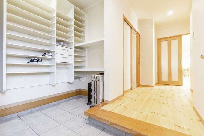 天然木の玄関框が、「家の顔」である玄関を上質に引き立てる。タイル