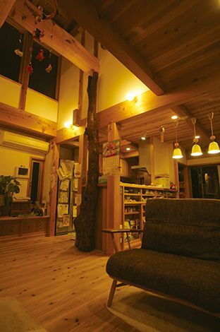 和室・キッチンとつながっている広々としたリビング。キッ チンのそばには薪ストーブがあり、ピザを焼く楽しみも。 天井には伝統工法『渡りあご工法』が広がっている