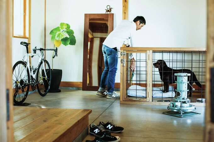 桂建設｜愛犬のケージと自転車を置いても広さに余裕がある土間。いずれはここでご主人に教わりながらDIYをやるのが奥さまの夢