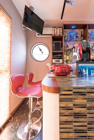 アールを付けたカウンターにさらにワンポイントをつけるため、タイルをあしらった。木の素材感とミスマッチの妙で個性的に演出