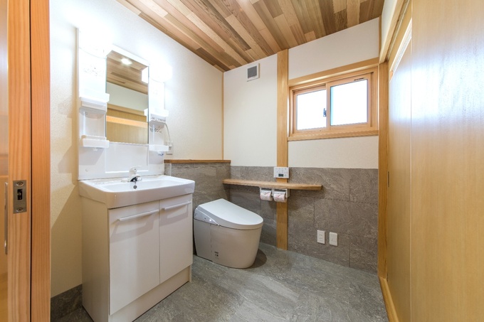 高齢になった際の車椅子を想定した広々洗面付きトイレ