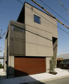 狭小地でも広く暮らせる3階建てのガレージハウス