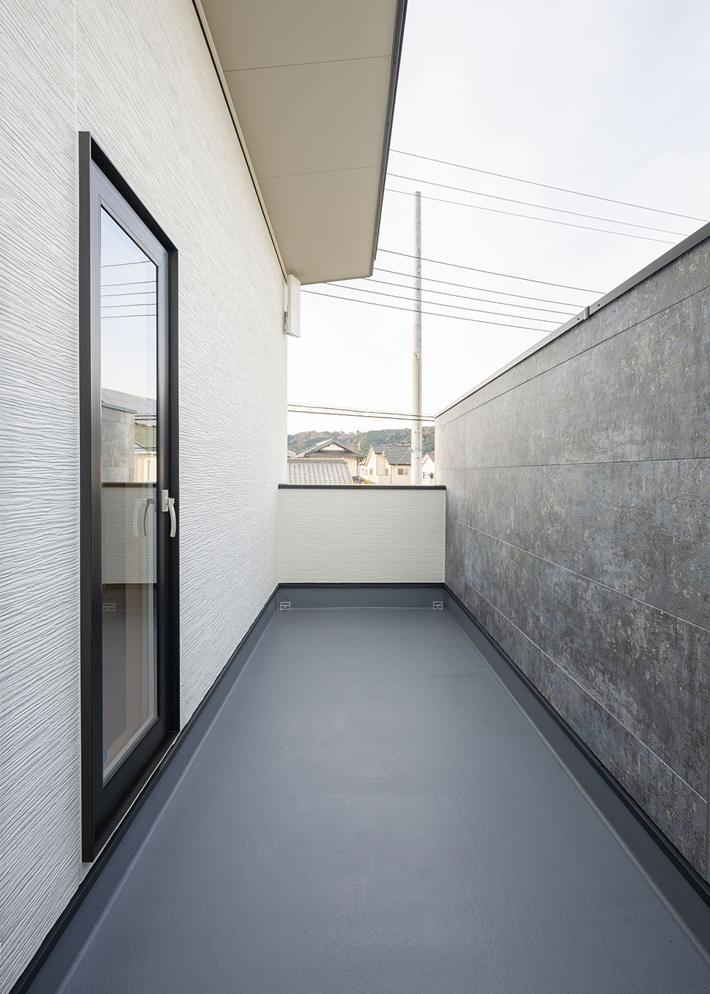 irohaco（アヴァンス）【デザイン住宅、収納力、和風】主寝室から高いフェンスのあるバルコニーにアクセスできて、外からの視線を浴びることなく、BBQやカフェタイムを楽しんでいる