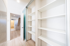 たっぷりの可動棚で収納力も抜群 。忙しい毎日の味方になる、整理整頓が簡単に行える設計です。