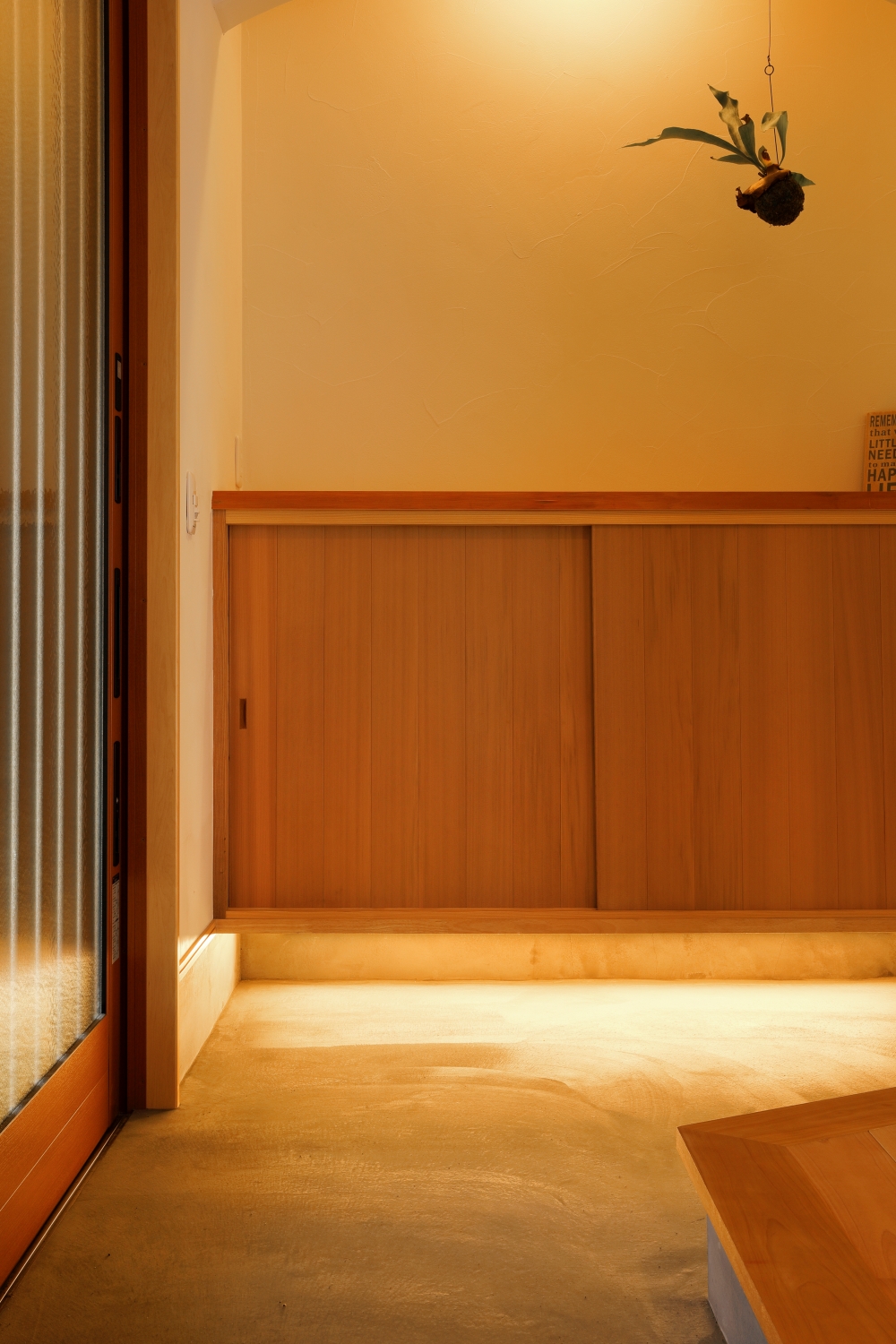 花みずき工房【和風、自然素材、平屋】玄関は造作棚と左官仕上げの塗り壁が美しい