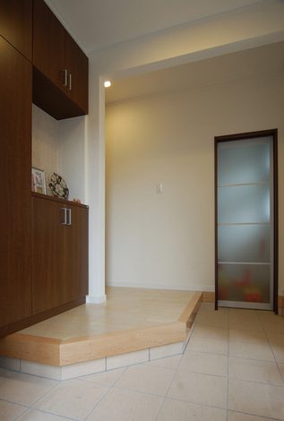 モダンなデザインの扉の先には土間収納があり、外で使うものを出し入れするのに非常に便利。壁には漆喰を使用し、モダンな玄関に暖かみを加えている