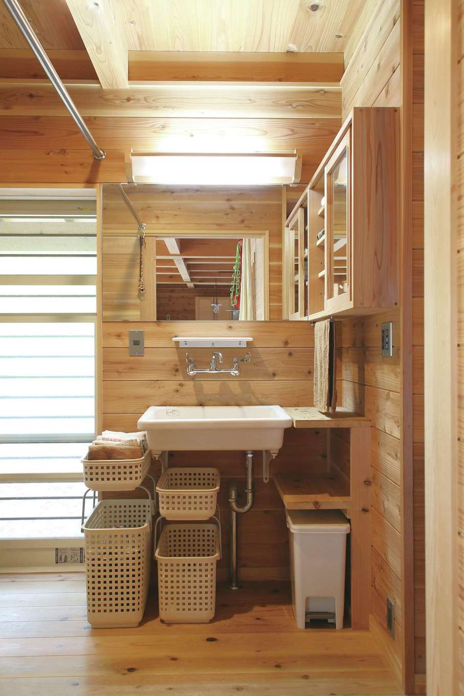 有吉住宅【子育て、趣味、自然素材】キッチンと洗面台は『有吉住宅』のオリジナル造作。品質の確かな地元材を使い、空間の雰囲気に合うデザイン、スペースにぴったり収まるように作られた「暮らしの道具」は使い込むほど味が出てくる