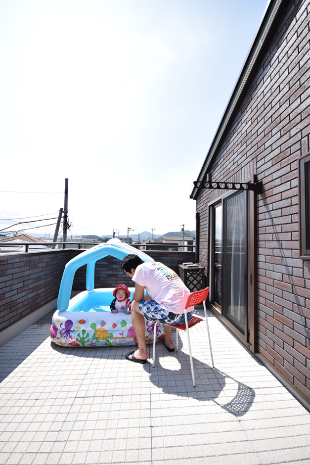 イーホーム【収納力、二世帯住宅、屋上バルコニー】敷地の関係で庭が作れない分、プライベートスペースを屋上に提案。遮るものがなく、抜群の眺望を楽しめる