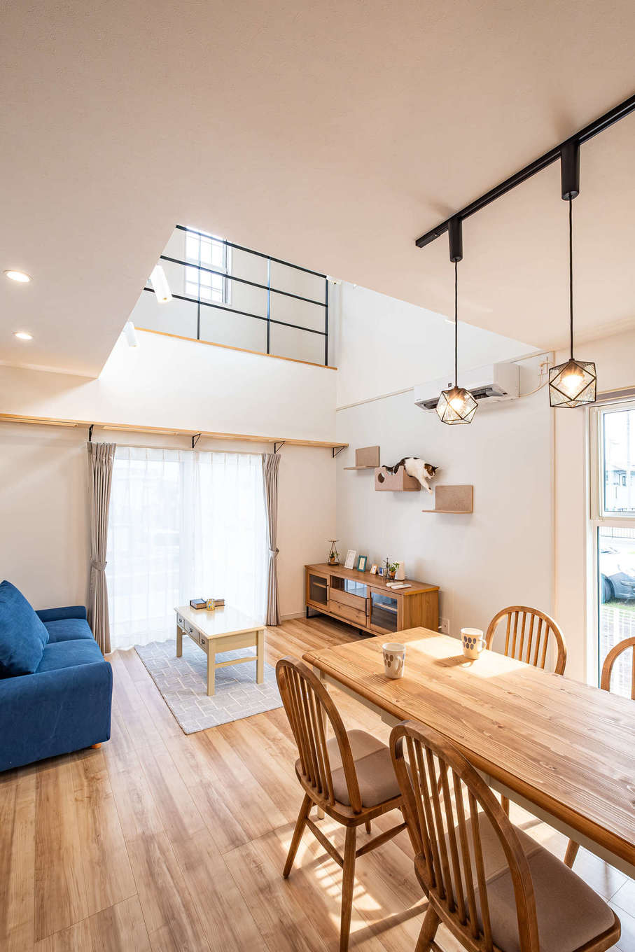 アフターホーム【省エネ、間取り、ペット】明るく開放感あふれる吹き抜けのリビング。気密・断熱性能に優れた住宅性能のため冷暖房効率がよく、ペットに合わせた室温調整もバッチリ。床材は柔らかく滑りにくい、耐水性のあるフローリングを使用