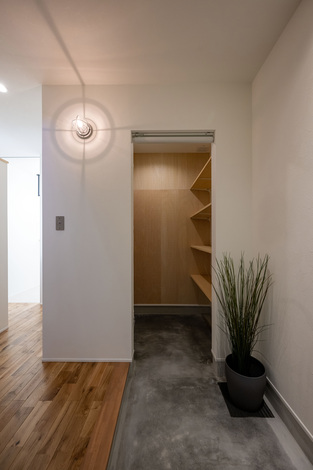 大容量の玄関収納。壁には有孔ボードを使用