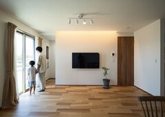 リビングの天井が一般住宅の2.4ｍより10cm高いので、実面積よりも広く感じられる