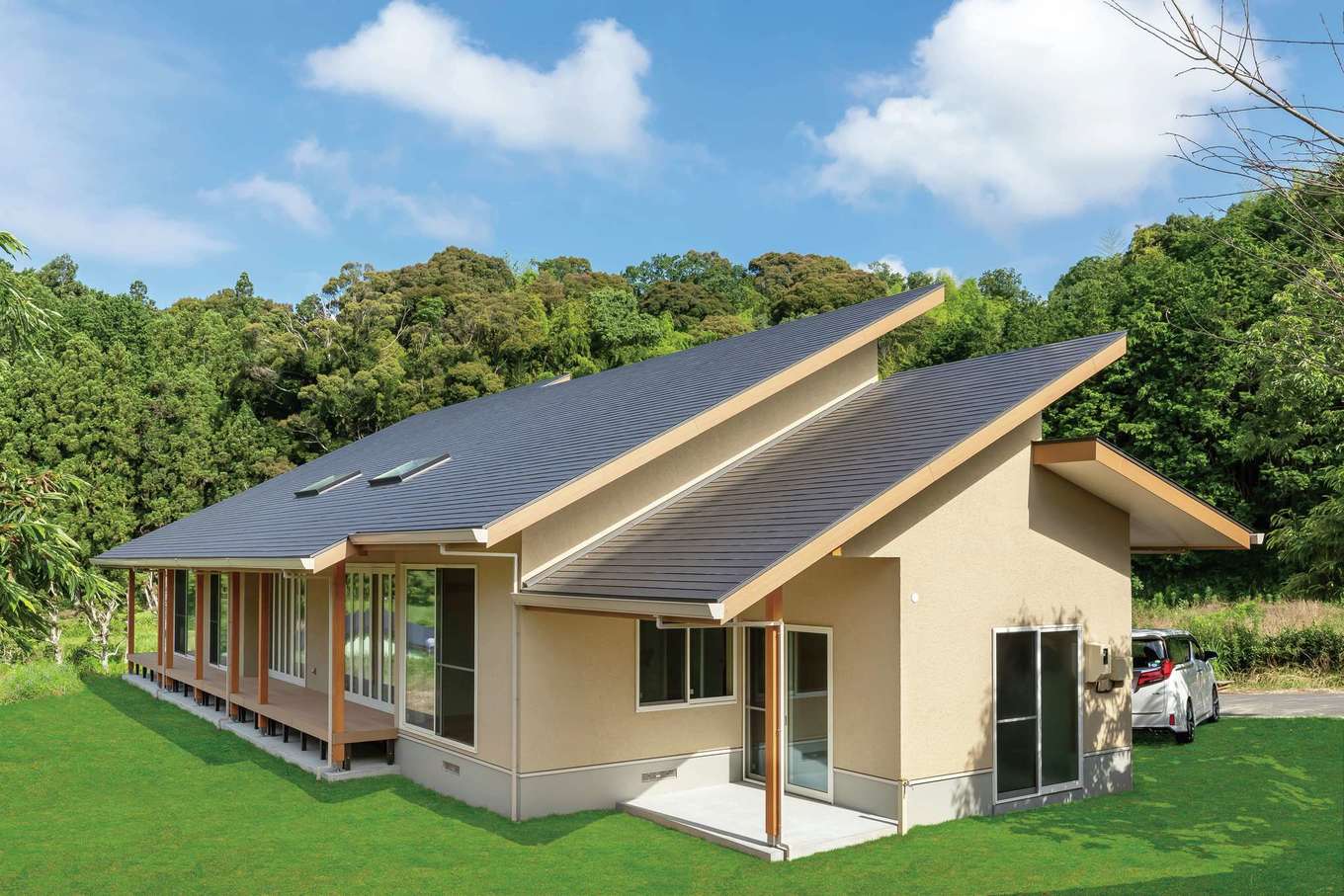 住まいるコーポレーション【デザイン住宅、自然素材、平屋】周囲の緑と調和した平屋の外観。片流れの屋根に勾配を大きくもたせたことで、スタイリッシュなデザインに仕上がっただけでなく、屋根裏も収納や居室に利用できる