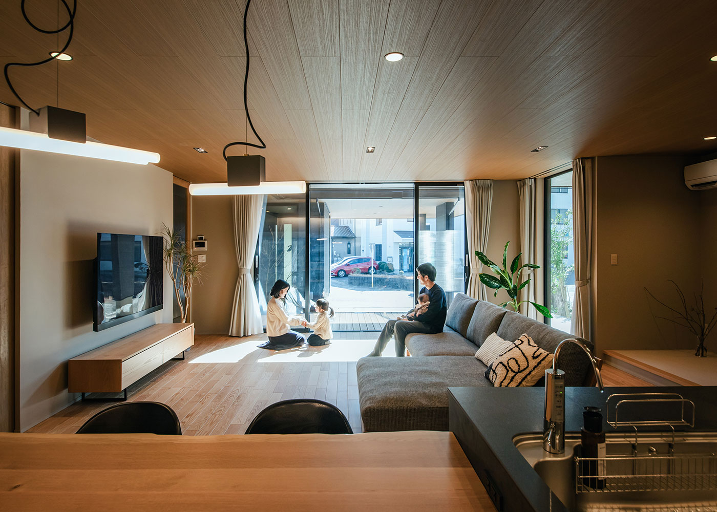 アイ工務店 愛知【デザイン住宅、間取り、平屋】窓のサッシだけでなく、扉も天井までのハイドアにするなど、広がりを演出するアイデアが散りばめられている