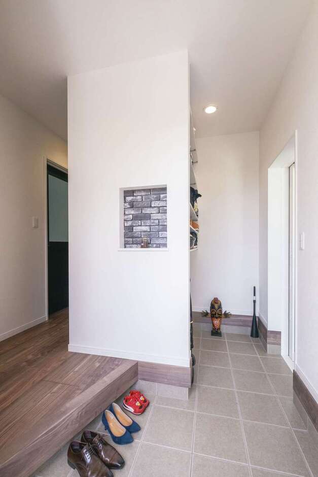 大容量のシューズクローゼットを備えた土間玄関。右奥のドアを開けるとバイクガレージへつながる