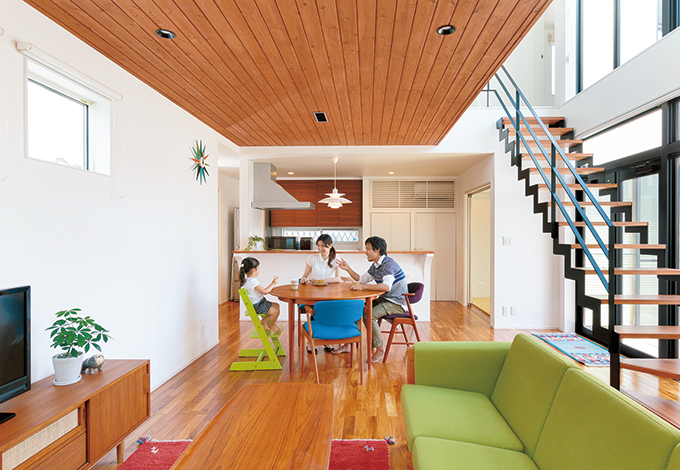 2つの吹抜けがリゾートのような開放感をもたらす20畳のLDK。シンプル＆モダンな空間に、北欧家具やイランの草木染手織りギャッベが映える