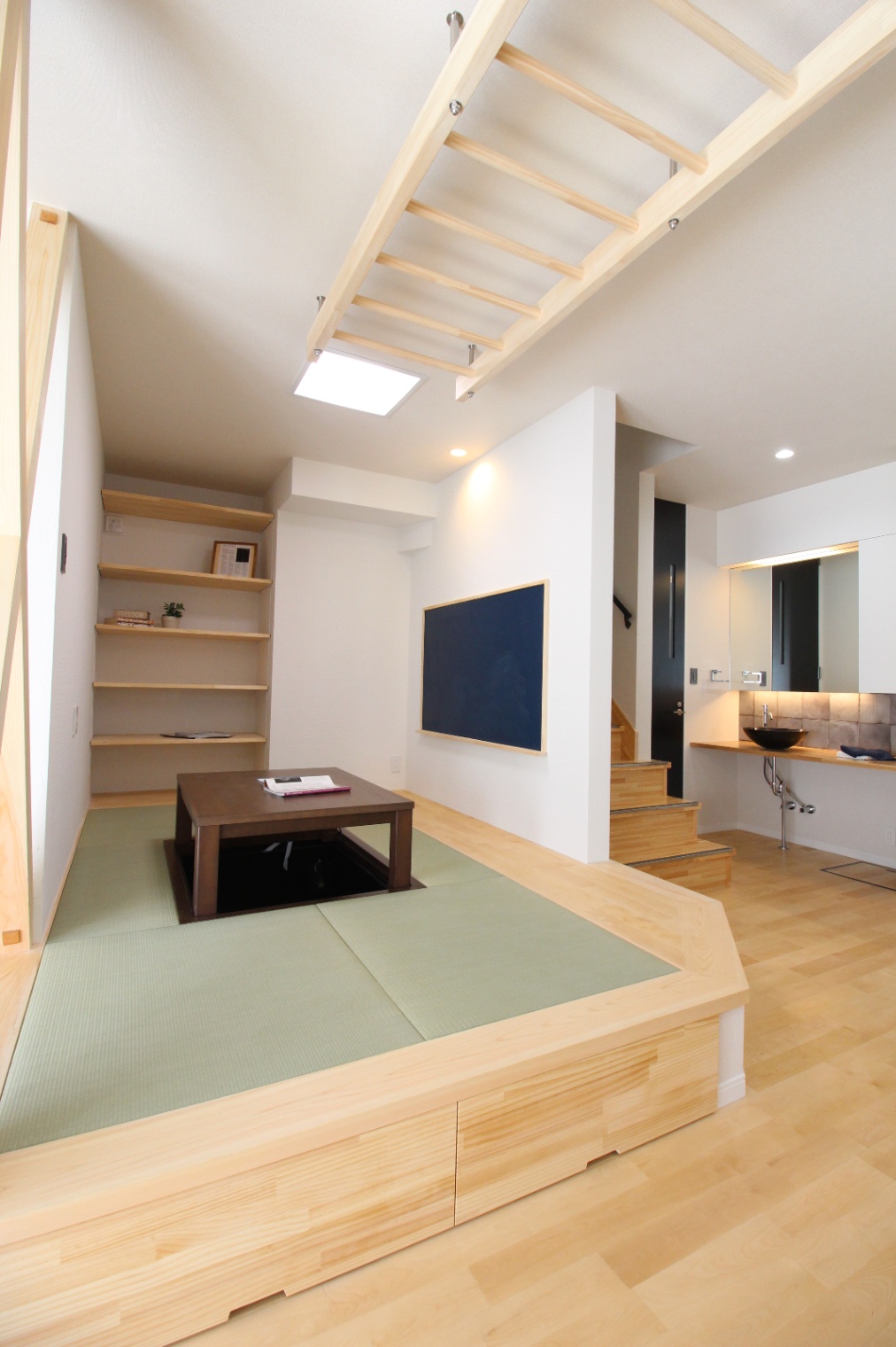 小野田産業～designers house project～｜ナチュラルな色合いの畳スペース。造作棚や造作の引き出し収納があるため、整理整頓がしやすい設計。家族団らんの時間を楽しめるような堀こたつも。
