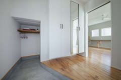 明るくゆったりとしたつくりが気持ちいい土間玄関。奥には外着専用のクローゼットを用意した。子ども用自転車も収納できる