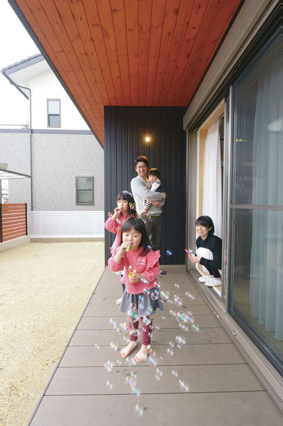 深見工務店 S-style【子育て、自然素材、間取り】縁側のような長いウッドデッキは、雨の日も退屈知らず。深い軒が夏の直射日光を遮り、冬は室内の奥までやわらかな光を届ける。これから庭に芝生を植えて、家族でBBQをするのが楽しみ♪