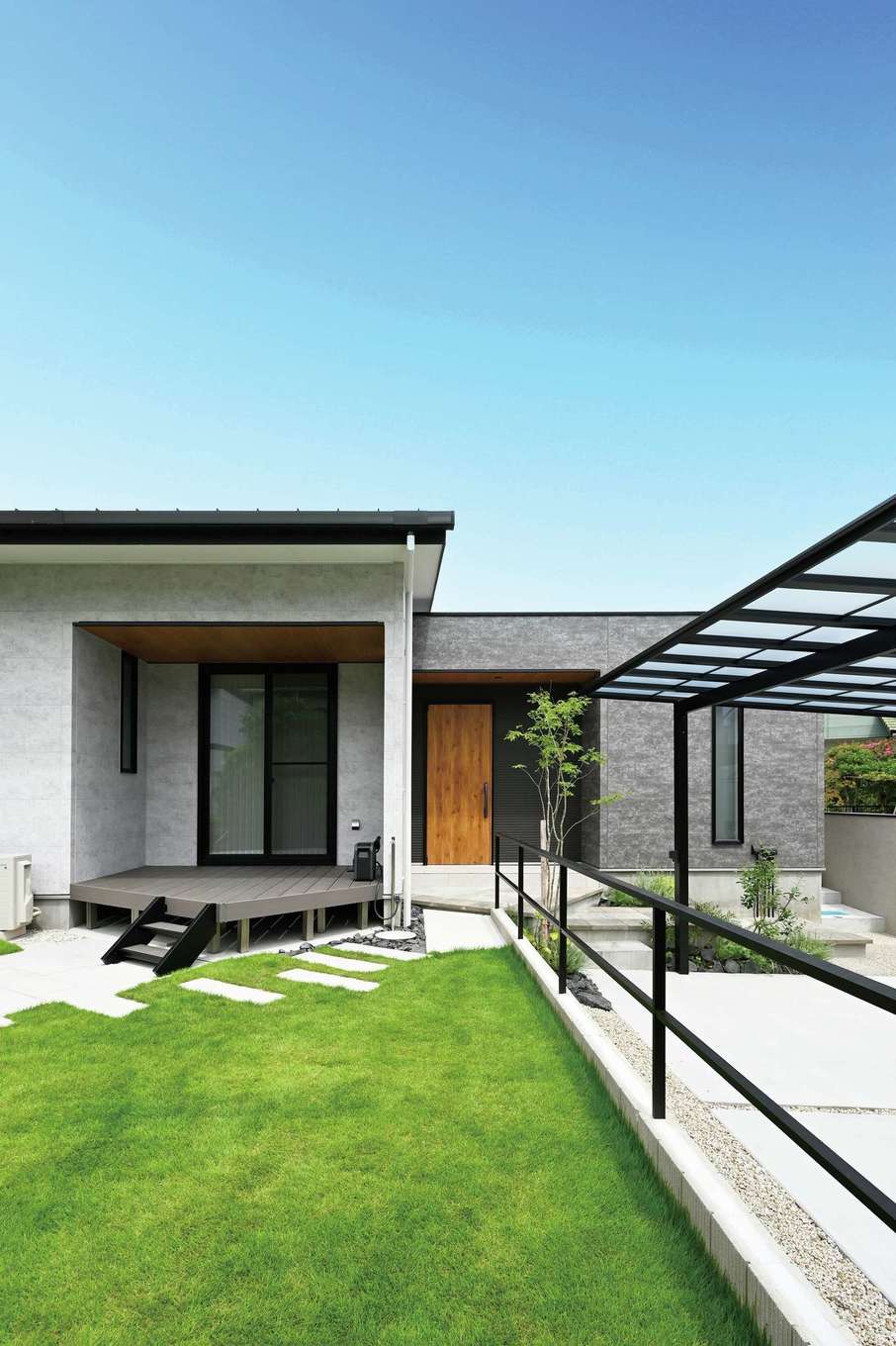 ユートピア建設【省エネ、間取り、平屋】軒を深くし、夏の直射日光をカット。軒下にはプール遊びやバーベキューができるウッドデッキも