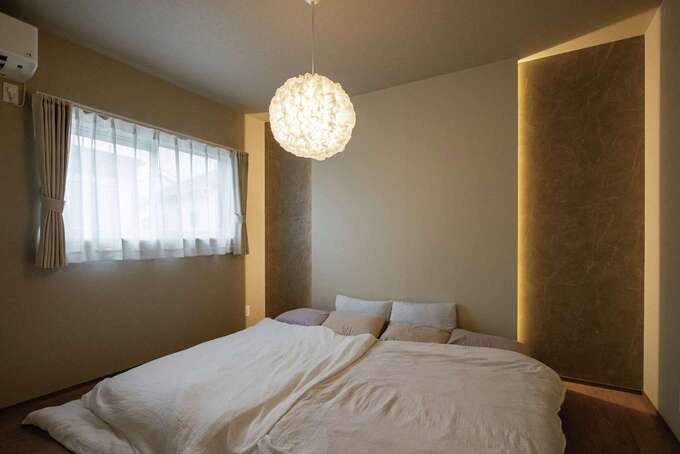 寝室にも間接照明。やわらかな模様が浮かび、気分も落ち着く