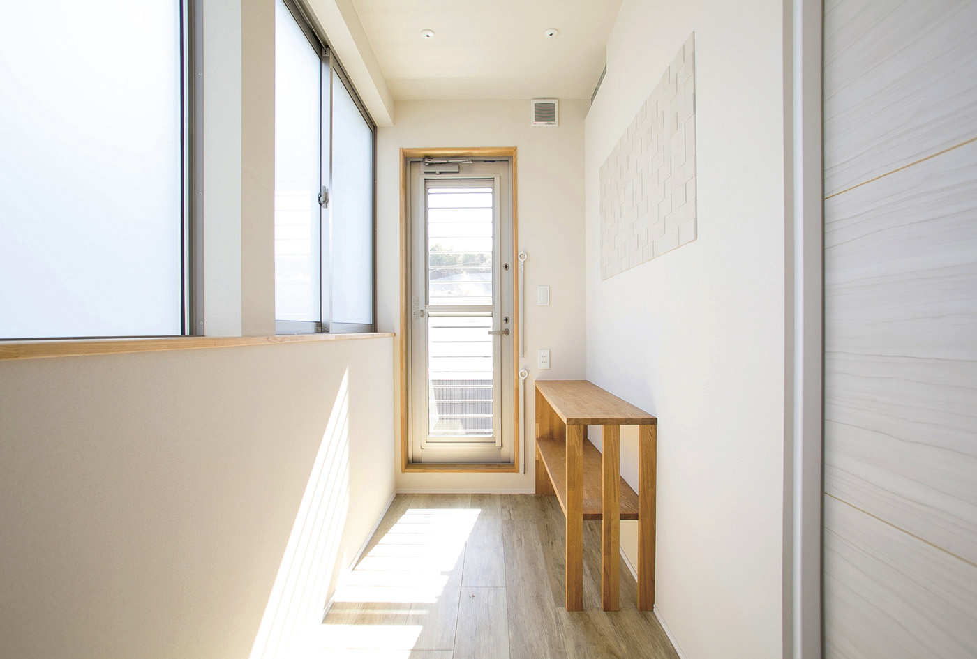 温戸ライフ【自然素材、間取り、インテリア】バルコニーへもつながる部屋干し兼家事スペース