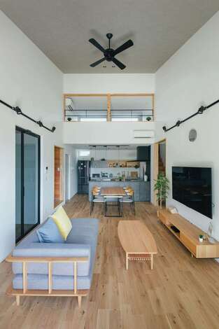 勾配天井が開放的な 18畳のLDK