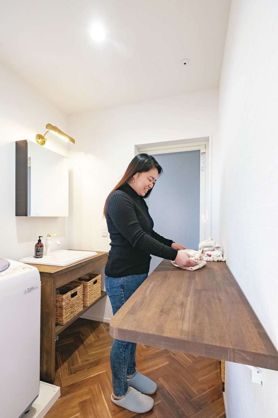 -delphi- デルフィ（藤井建築事務所） 【デザイン住宅、間取り、建築家】洗面室には、バタフライ式カウンターを設置。洗濯物を畳んだりアイロンをかけるのに大活躍