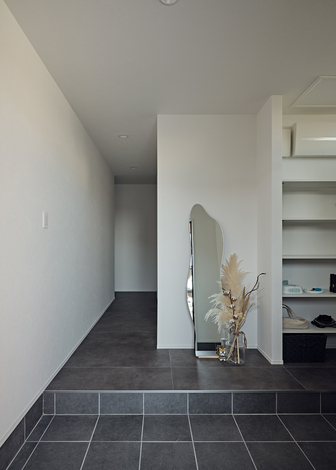 土間にはフロアより幅の小さいタイルを採用