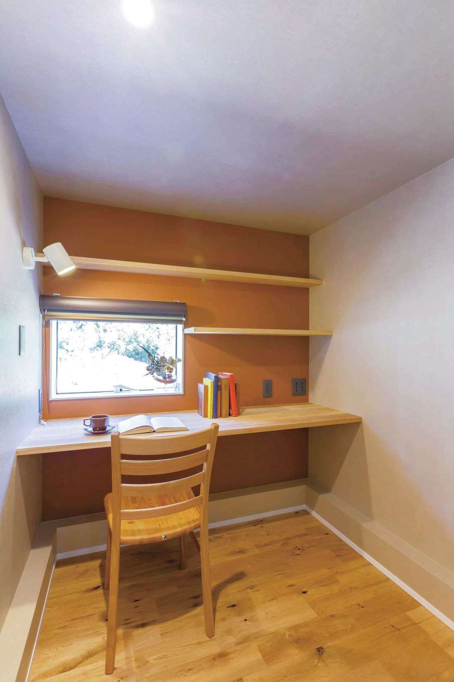 ARRCH アーチ【デザイン住宅、間取り、建築家】階段下の空間を有効活用してご主人の書斎を確保。ダイニングの隅に配置したので、家族とのつながりを保ちつつ自分時間を楽しめる。テレワーク時にはドアを閉めて仕事に専念できる