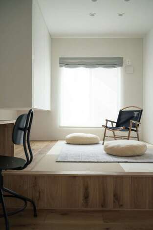 KUREKEN HAUS（榑林建設）｜和室はご主人の仕事場になったり、客間になったり。明るくモダンなテイストなので、LDKとの一体感も生まれる