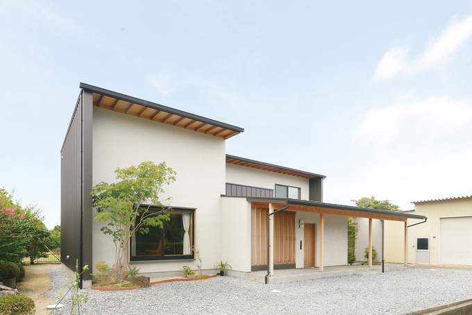 モダンなフォルムと深い軒や格子など和のテイストが上品に調和した外観。旧居が広すぎて使い勝手が悪かったため、コンパクトな設計としている