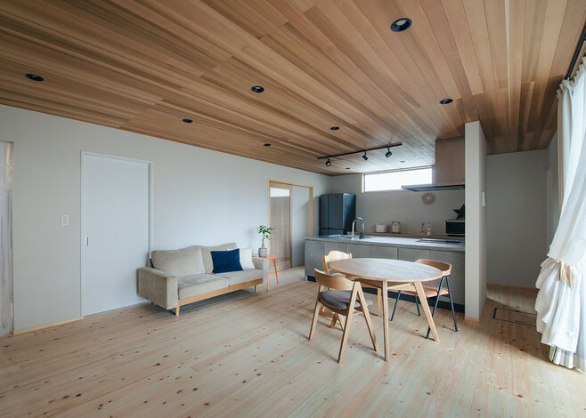 ソファは気分で移動。掃除もしやすい