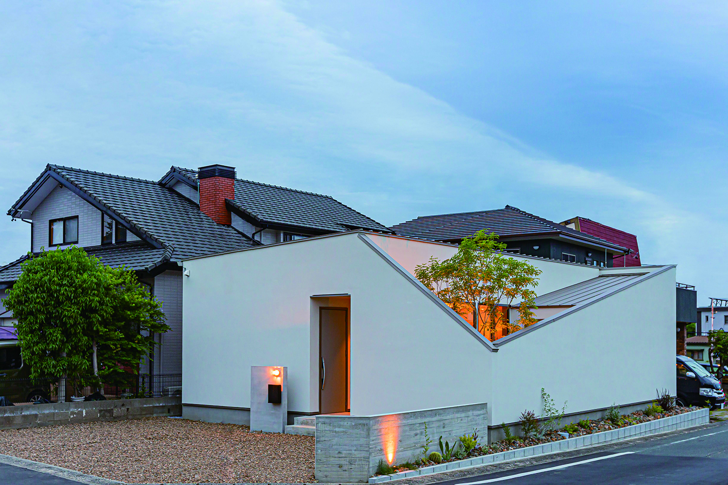 ARRCH アーチ【浜松市中央区有玉西町2417・モデルハウス】58.7坪の敷地に、開放感と暮らしやすさを詰め込んだ建築家設計のモデルハウス。スタイリッシュなフォルムと塗り壁が印象的