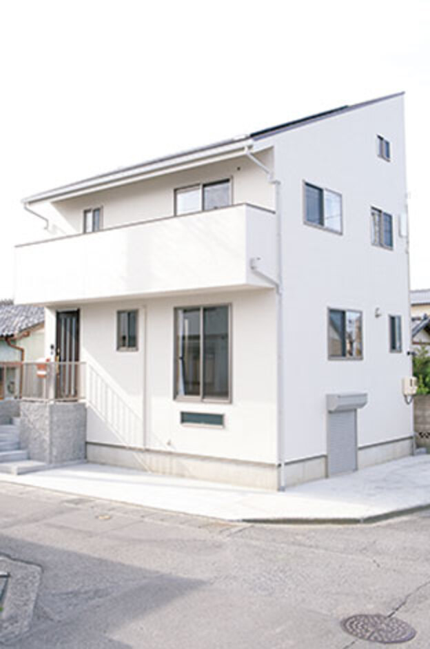 地下収納から小屋裏まで、外観からは4階建てに見えるK邸。コンパクトな敷地でも、広々空間の家が可能に