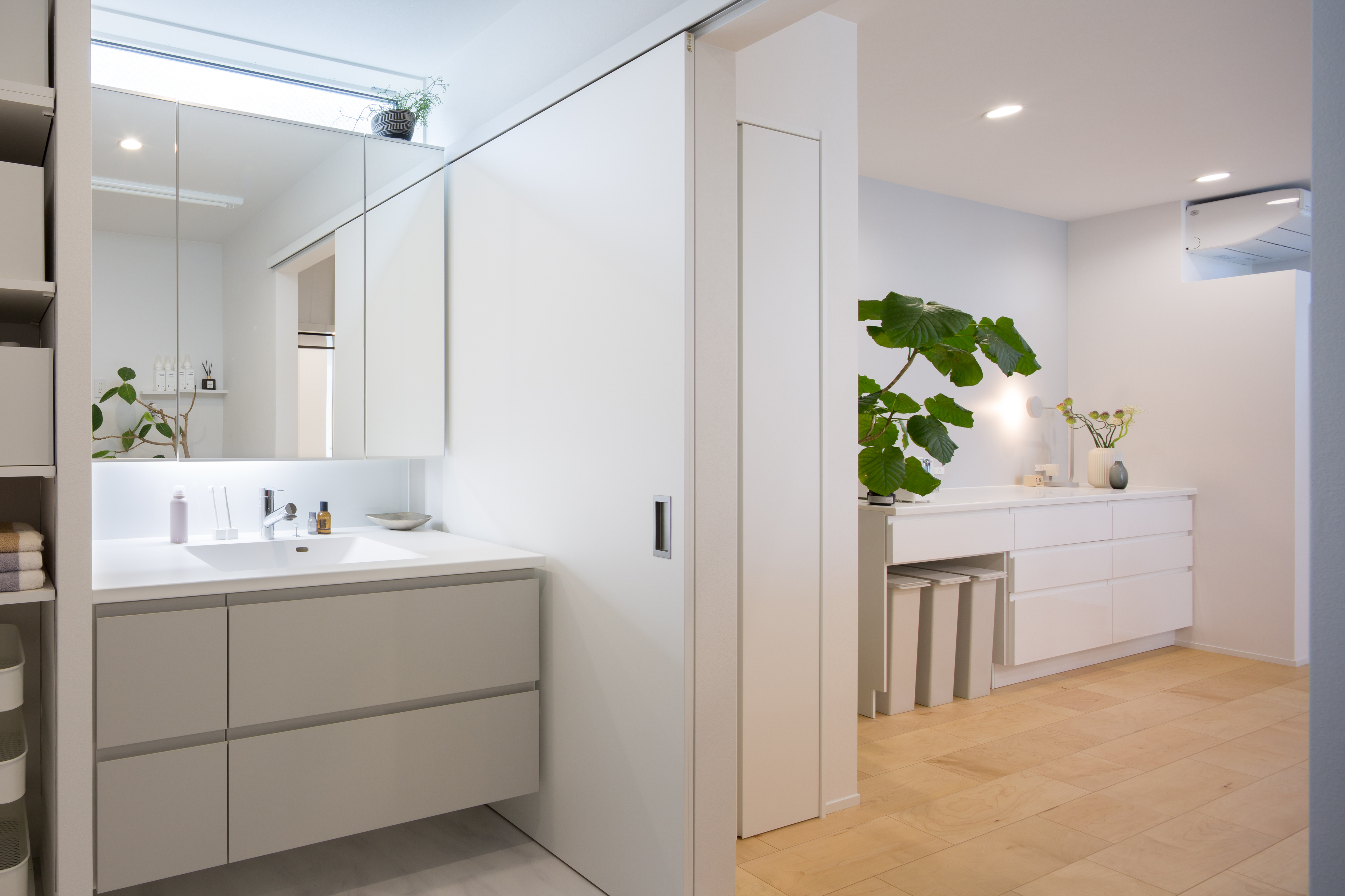 シンプル｜キッチン横に配置した洗面脱衣室。
ダイニング・キッチン・洗面・お風呂が一直線で繋がるよう、設計しました。

洗面台は、シンプル工務店オリジナル。
こちらも白をベースとしたシンプルでキレイな空間に仕上がりました。