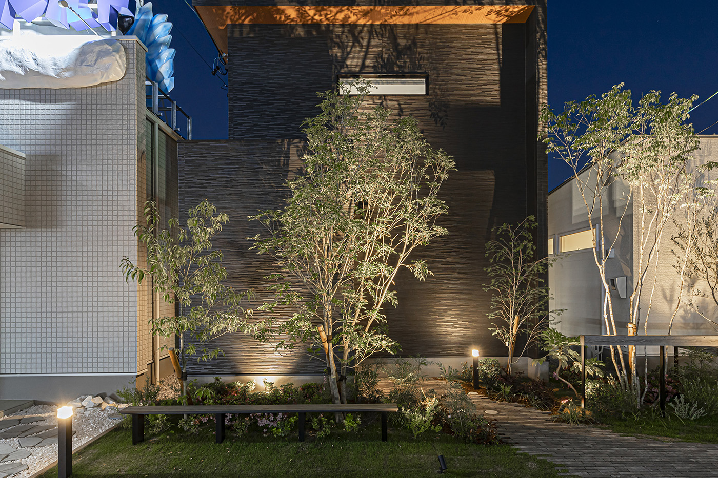 PG HOUSE（ピージーハウス）【浜松市中央区曳馬6-19-5・モデルハウス】夜は木目調の軒天井や植栽が照明に映え、外観全体がいっそうインパクトを放っている