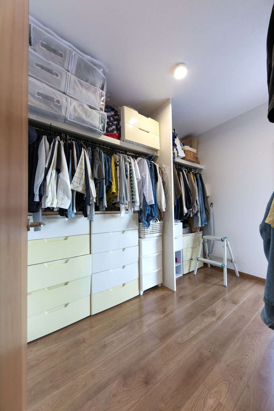 建築システム（狭小住宅専門店）【狭小住宅、間取り、屋上バルコニー】洗面脱衣所と隣接のウォークインクローゼット。洗濯物は洗濯乾燥機から取り出したら、そのまま収納でき、理想的な家事楽動線を実現