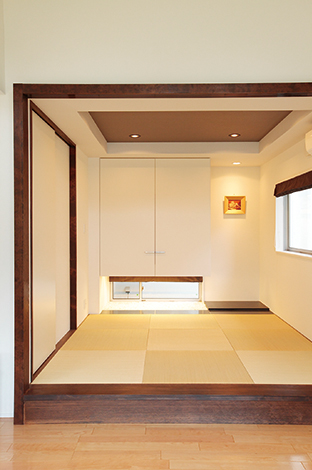 -delphi- デルフィ（藤井建築事務所） 【デザイン住宅、子育て、間取り】和室はLDKから一段上げて、空間の役割を穏やかに分けた。吊り上げた押し入れの下の窓から、広さと明るさが運ばれる