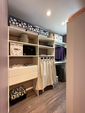 広々としたウォークインクローゼット。棚や引き出しが多数設置されており、衣類や小物をすっきり収納できる仕様。